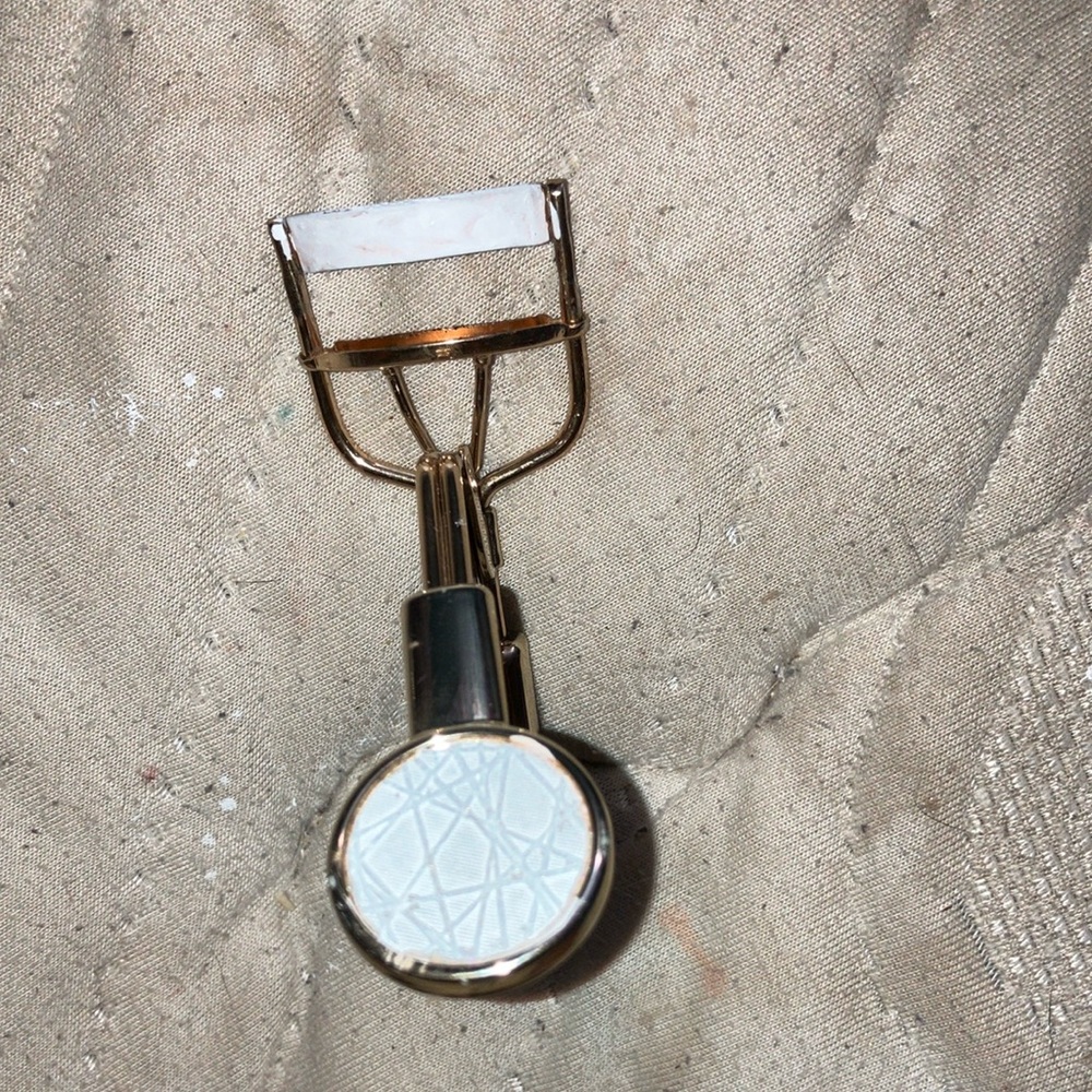 Eyelash curler